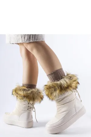 Beige snow boots with decorative fur
