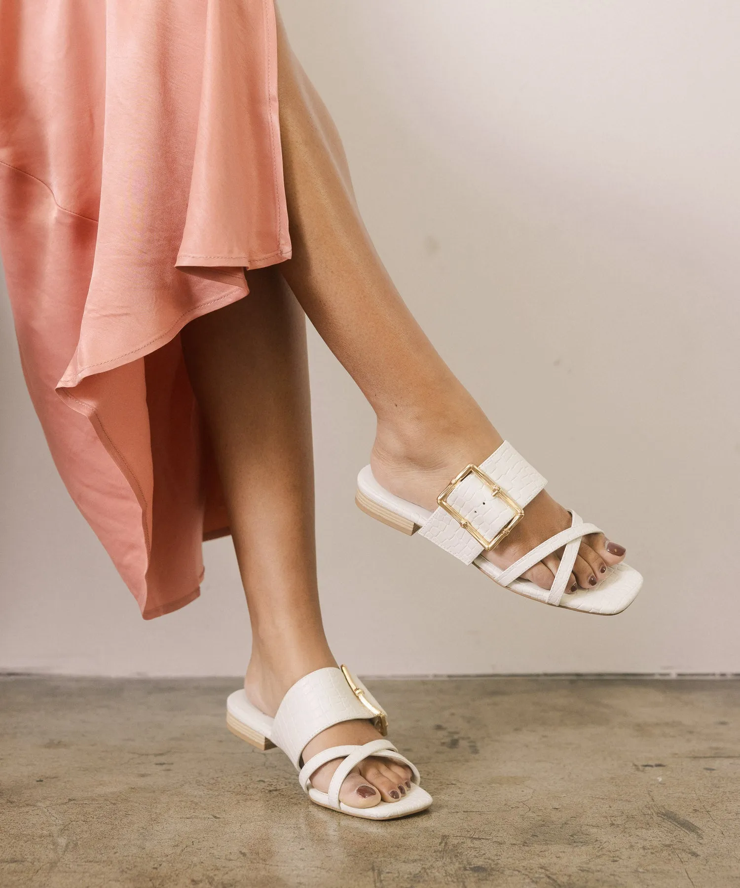 The Penny | White Vacation Sandals With Buckle Detail